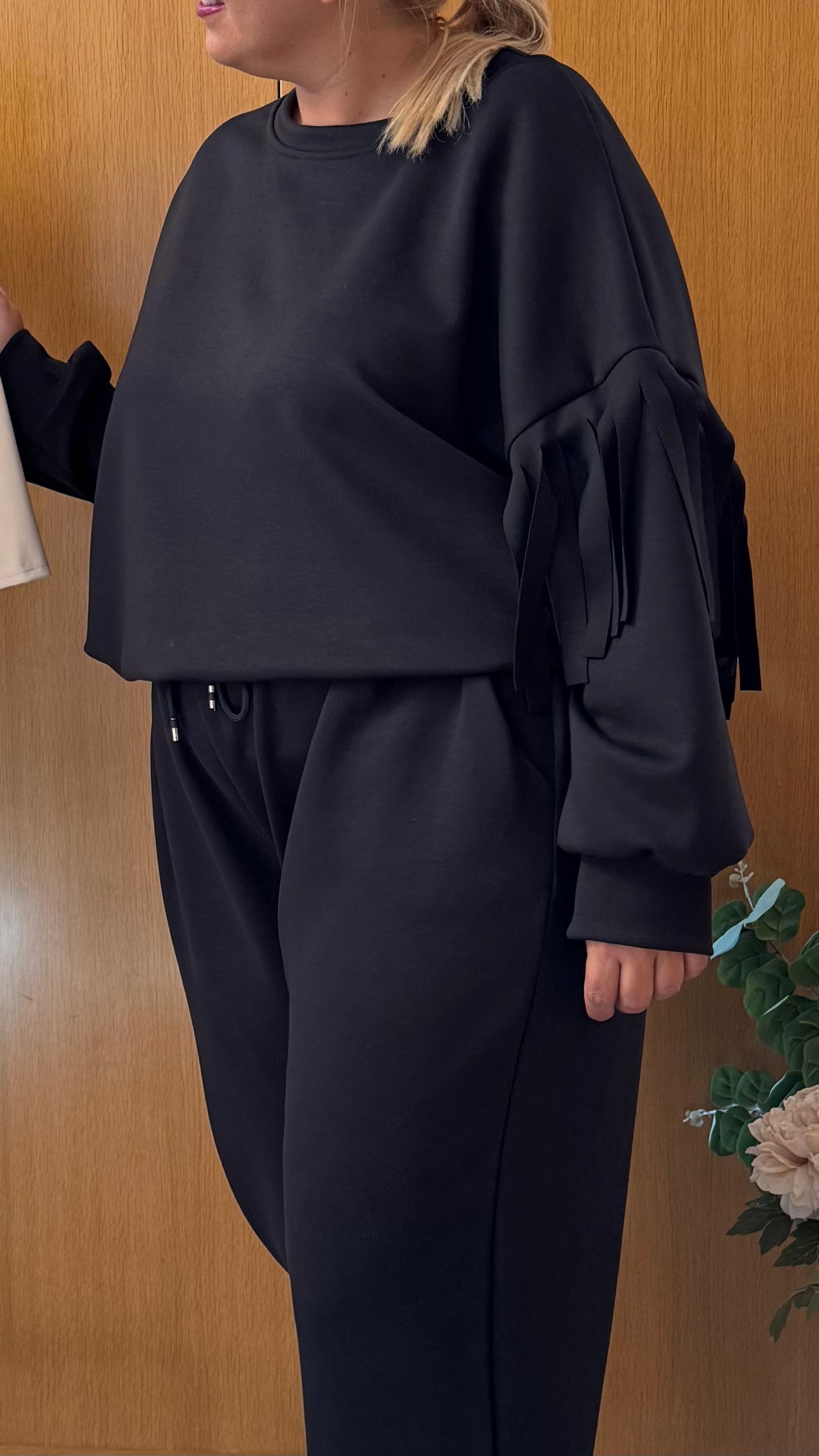Chandal negro con flecos