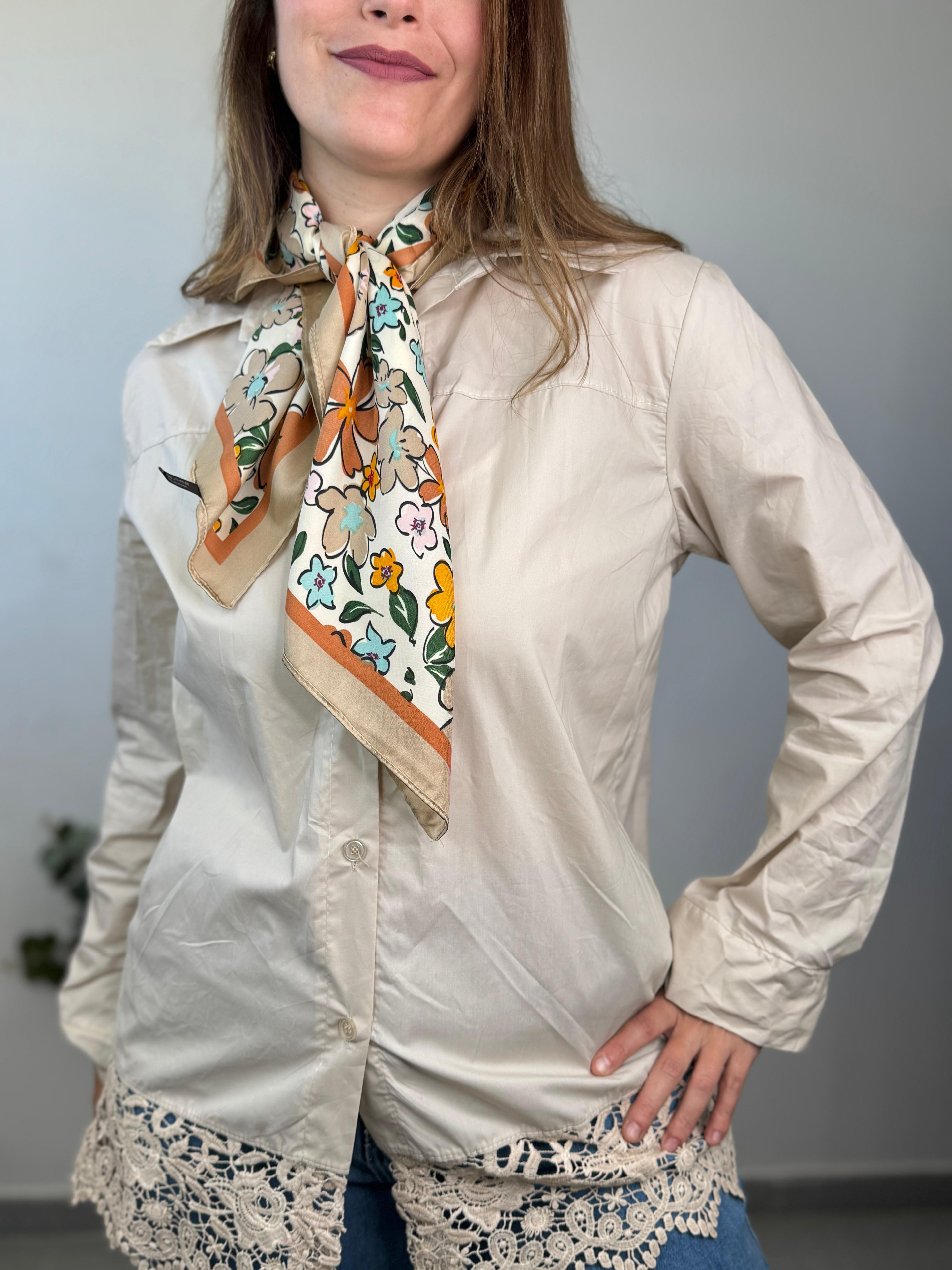 Camisa Beige Bajo Puntilla