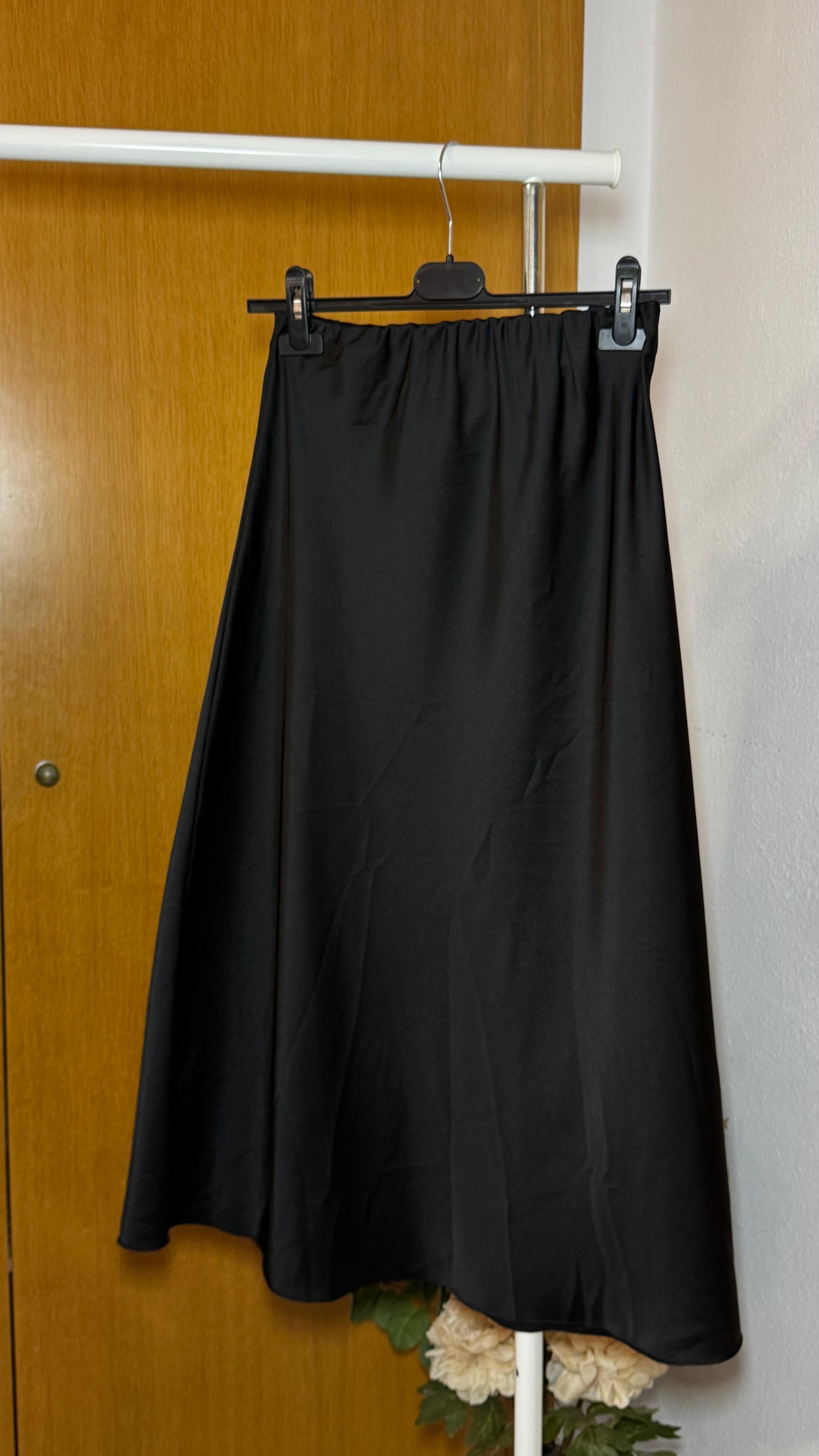 Falda satinada negra