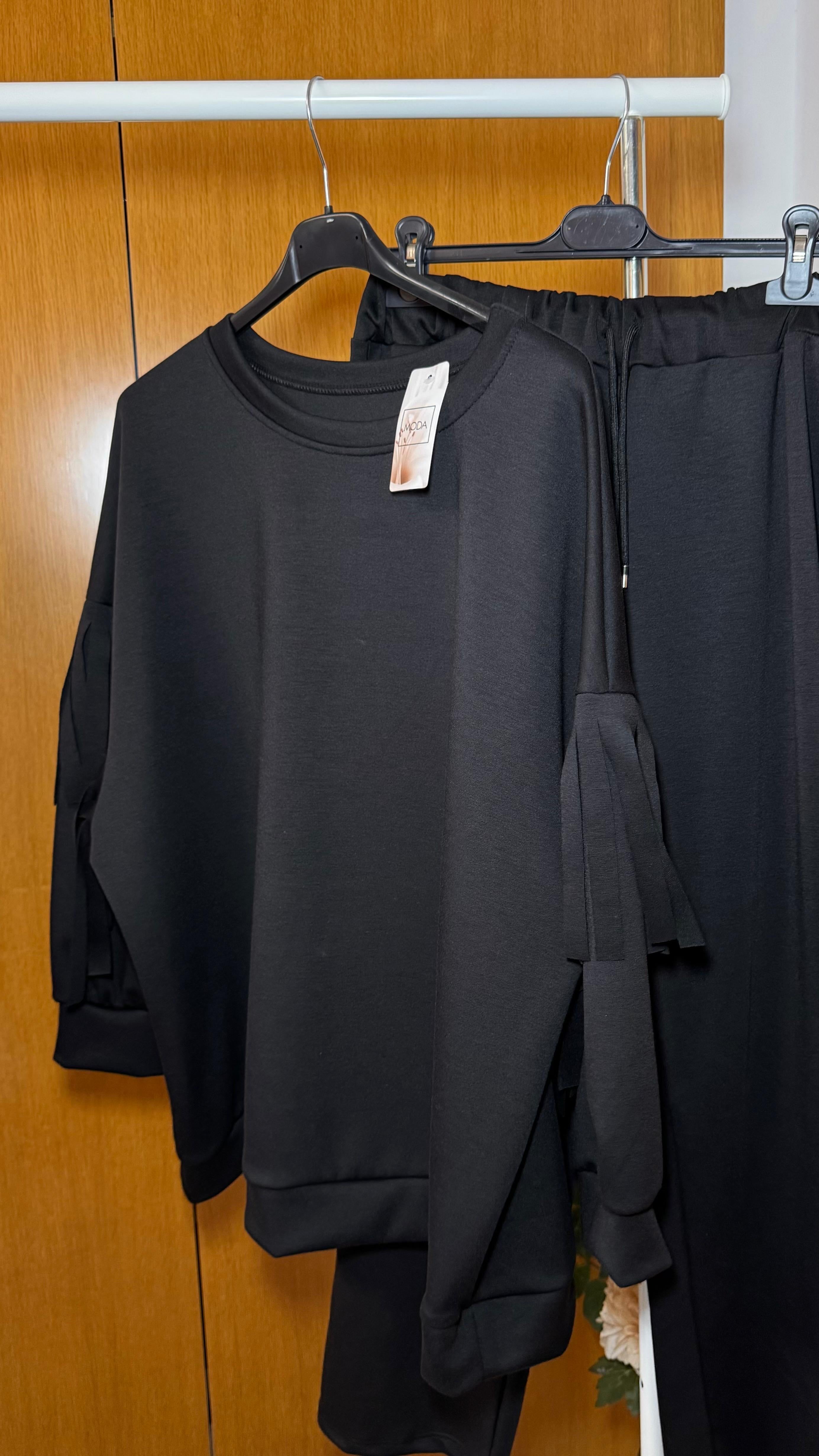 Chandal negro con flecos