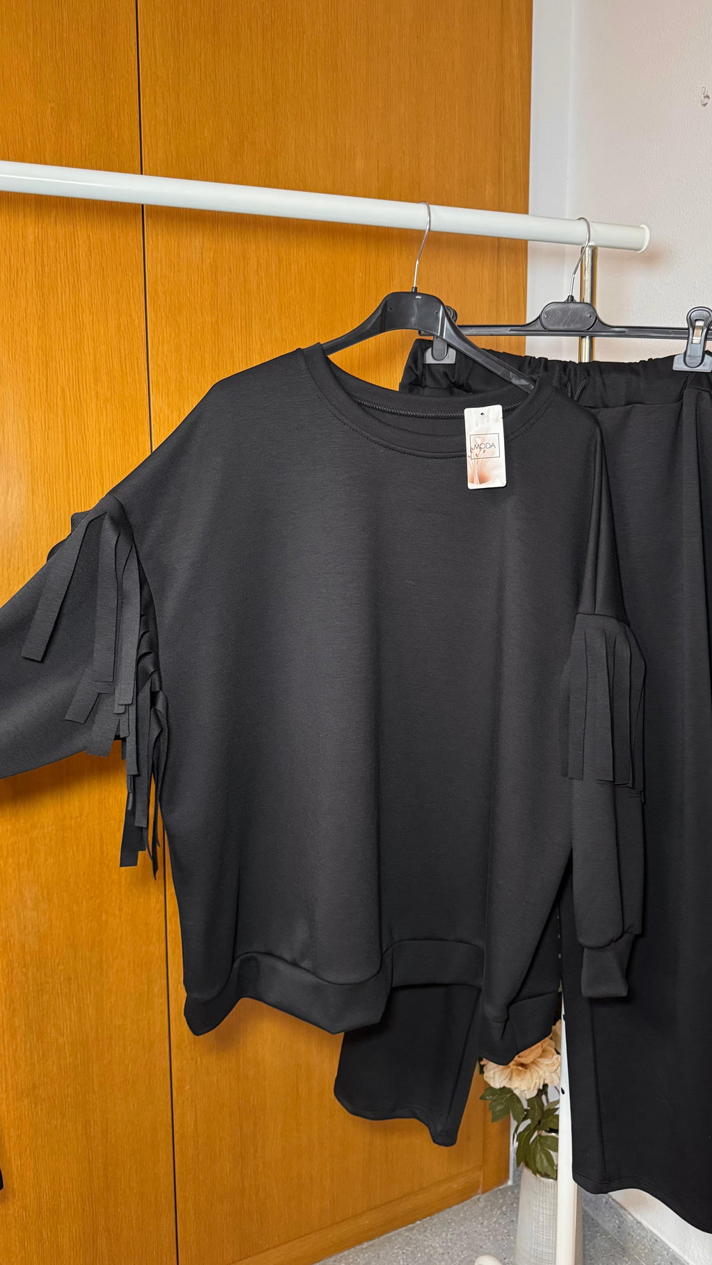 Chandal negro con flecos