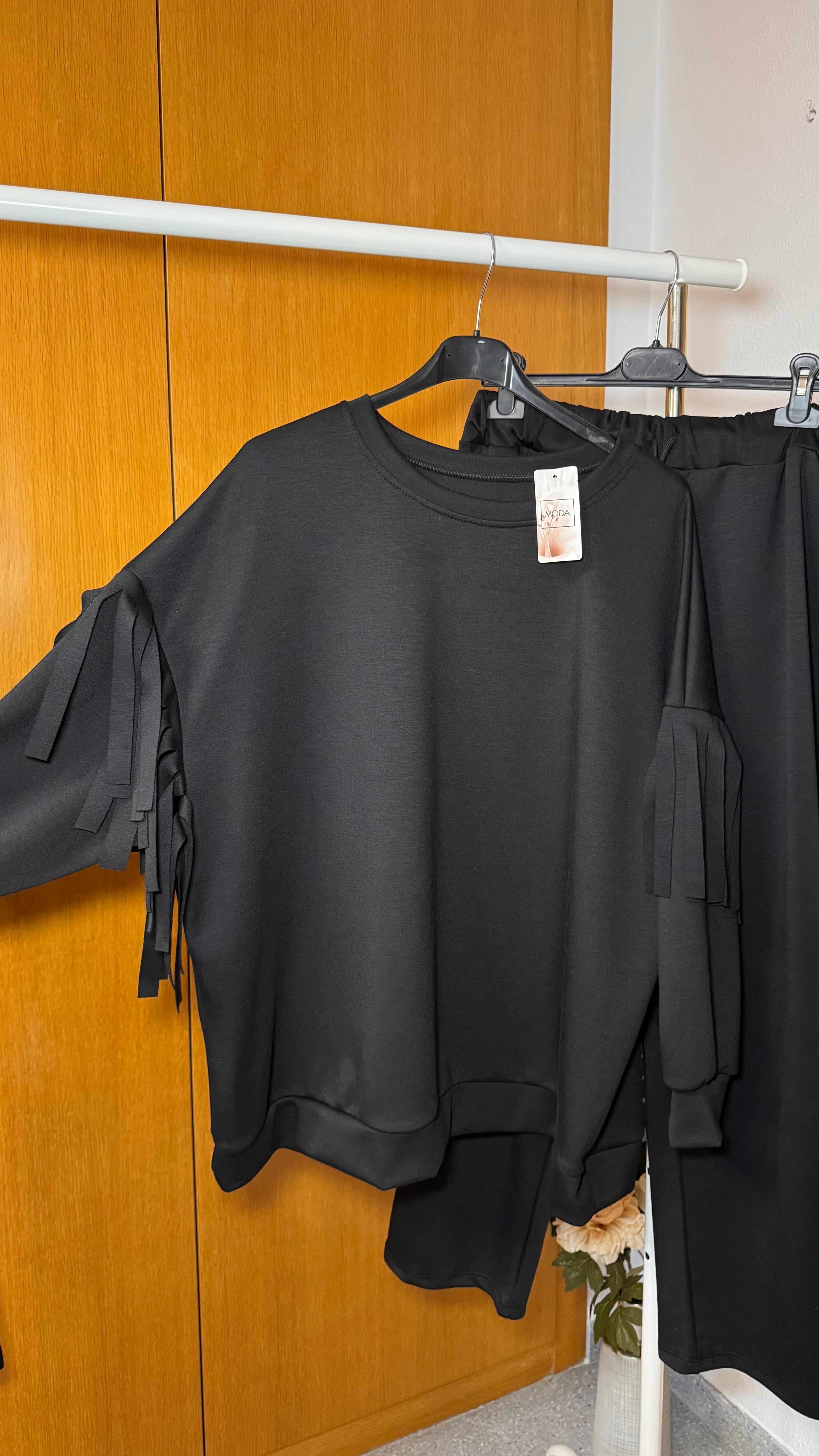 Chandal negro con flecos