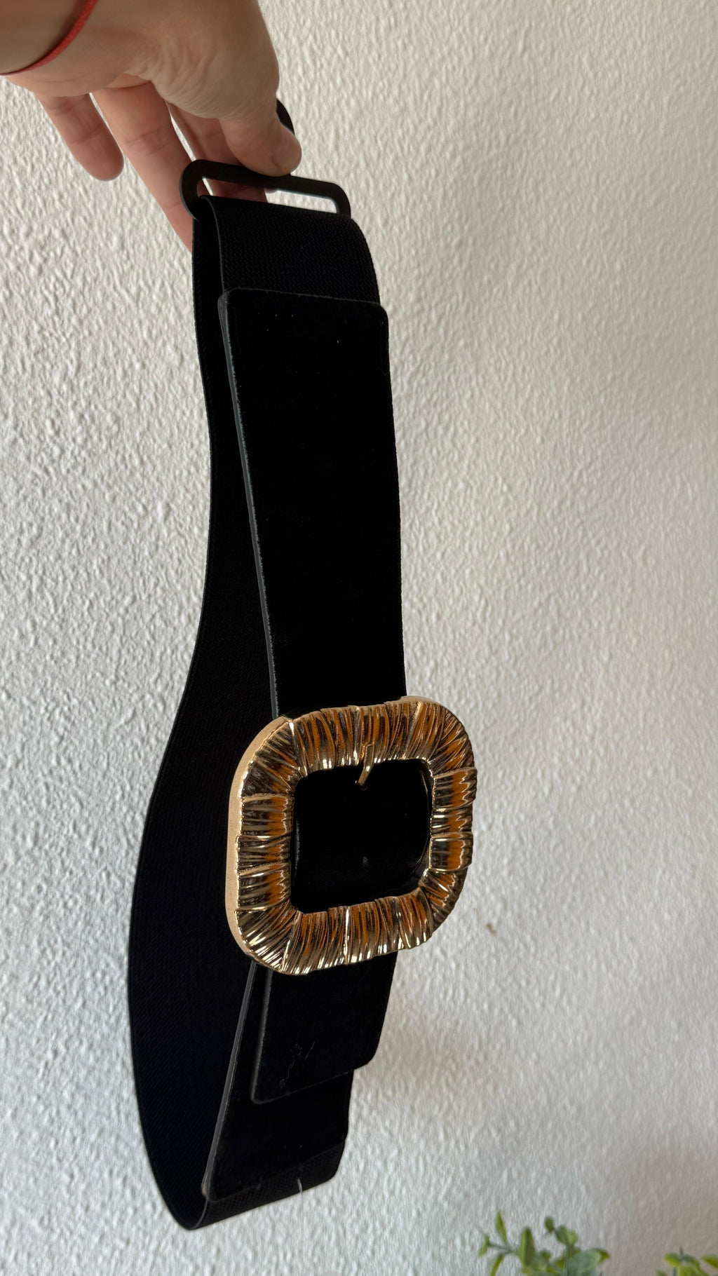 Cinturón Negro con Hebilla dorada