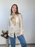 Camisa Beige Bajo Puntilla
